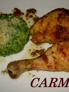 Una foto de Muslos de pollo asados y brócoli gratinado