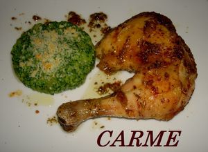 Una foto de Muslos de pollo asados y brócoli gratinado