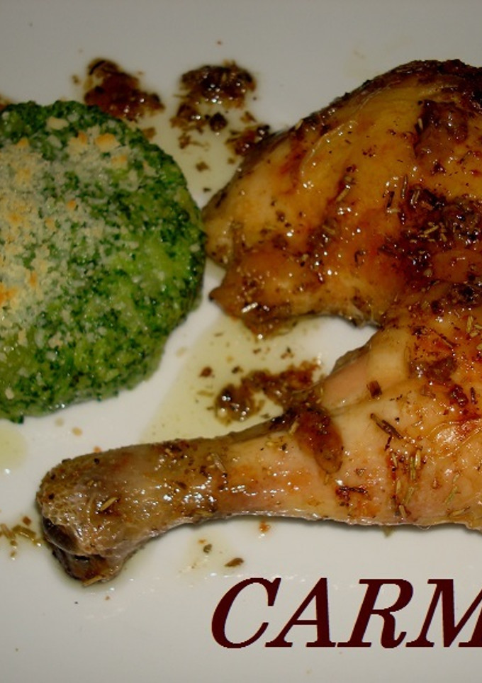 Una foto de Muslos de pollo asados y brócoli gratinado