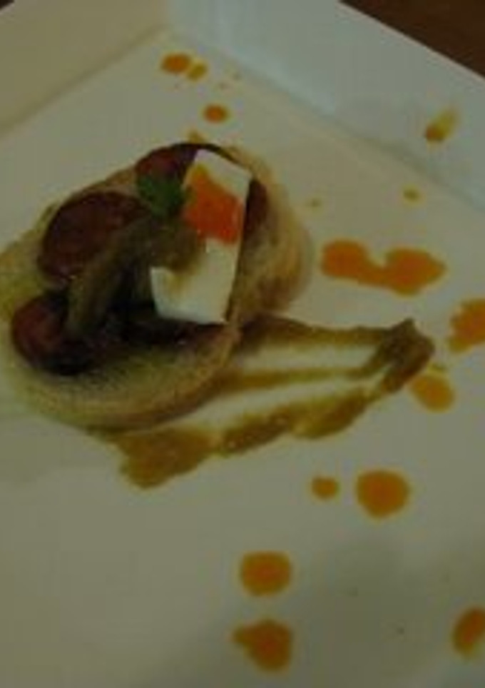Una foto de Pan con chorizo y cebolla caramelizada