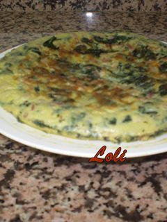 Una foto de Tortilla de espinacas con taquitos de beicon y virutas de jamón