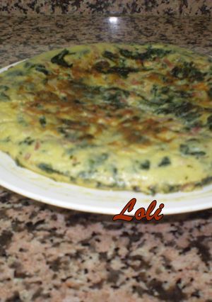 Una foto de Tortilla de espinacas con taquitos de beicon y virutas de jamón