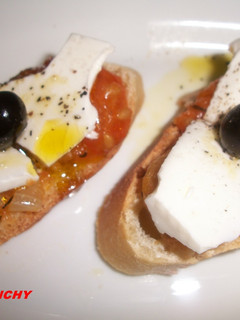 Una foto de Canapés de queso fresco y tomate confitado