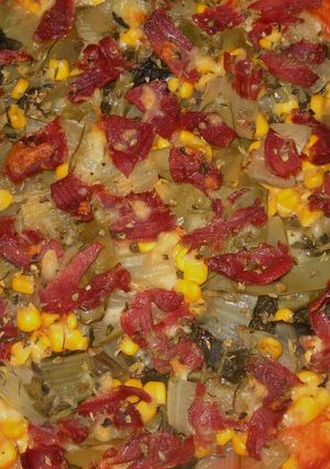Una foto de Pizza con acelgas, maíz y jamón