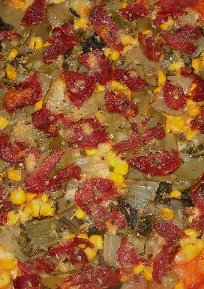 Una foto de Pizza con acelgas, maíz y jamón