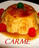 Flan de plátano y piña con frutas escarchadas