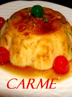Una foto de Flan de plátano y piña con frutas escarchadas