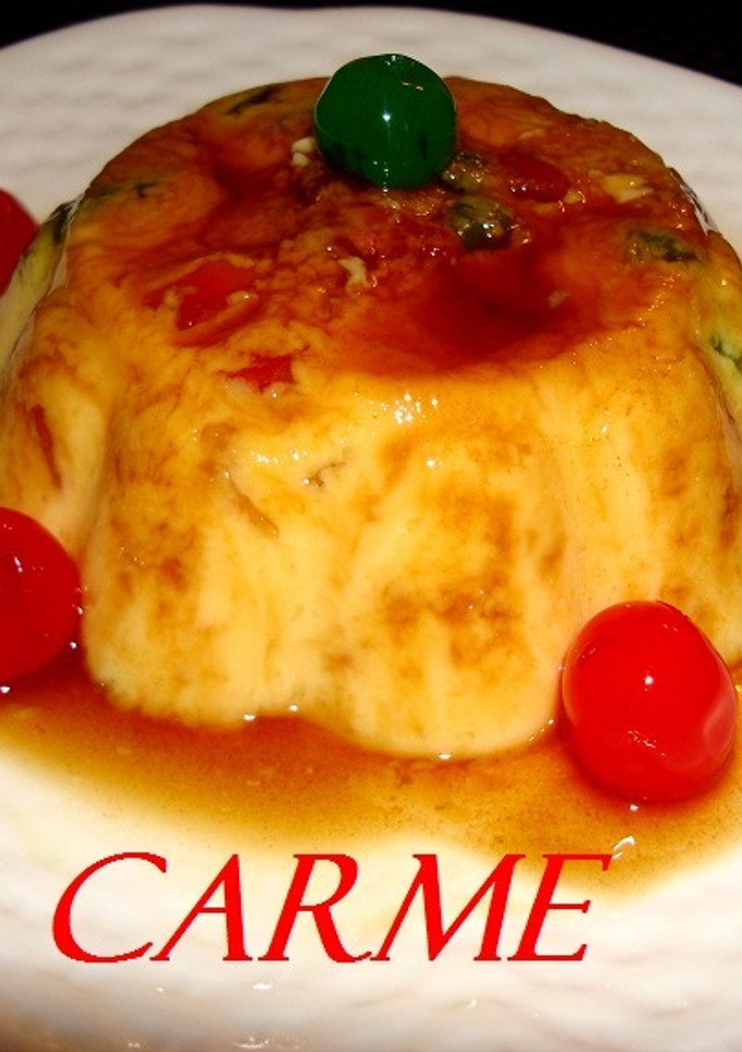 Una foto de Flan de plátano y piña con frutas escarchadas