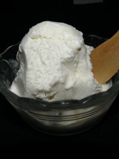 Una foto de Helado de crema al whisky y hielo seco