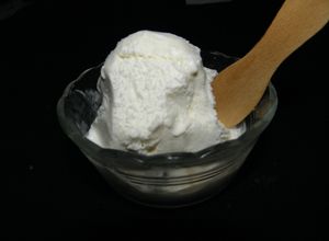 Una foto de Helado de crema al whisky y hielo seco