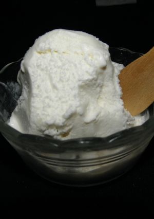 Una foto de Helado de crema al whisky y hielo seco