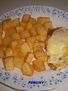 Una foto de Patatas cuadraditas con huevos fritos