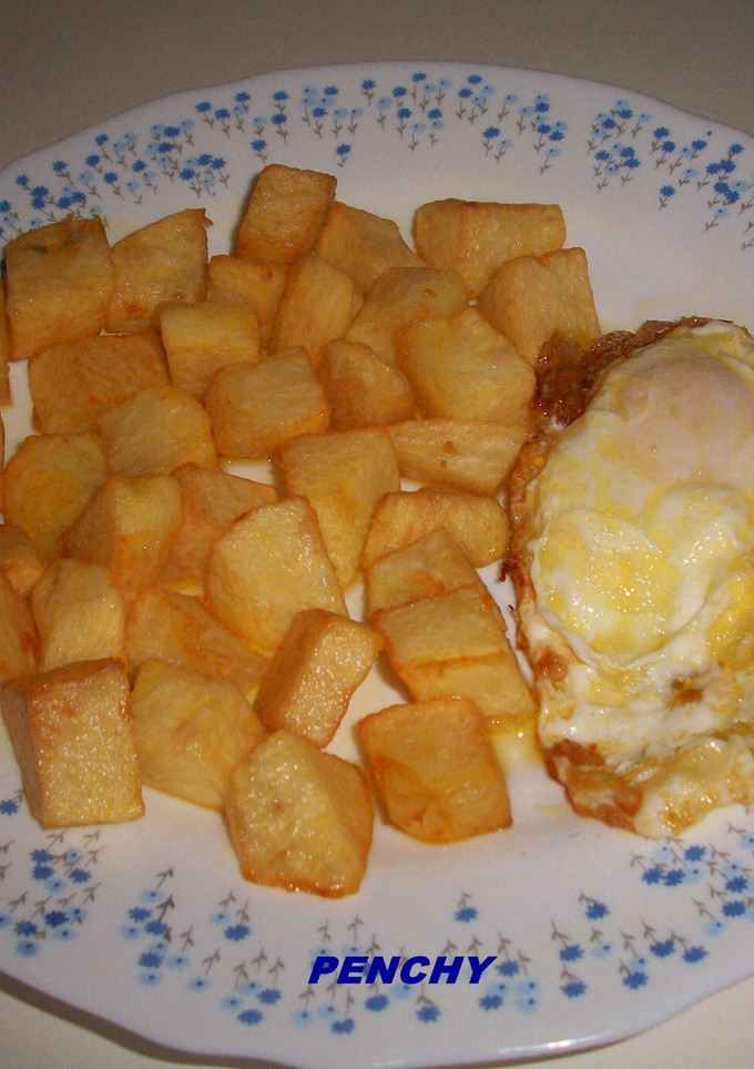 Una foto de Patatas cuadraditas con huevos fritos