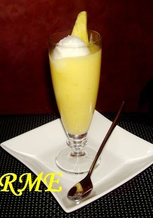 Una foto de Sorbete de piña y limón al cava