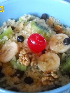Una foto de Frutas con cuscús dulce