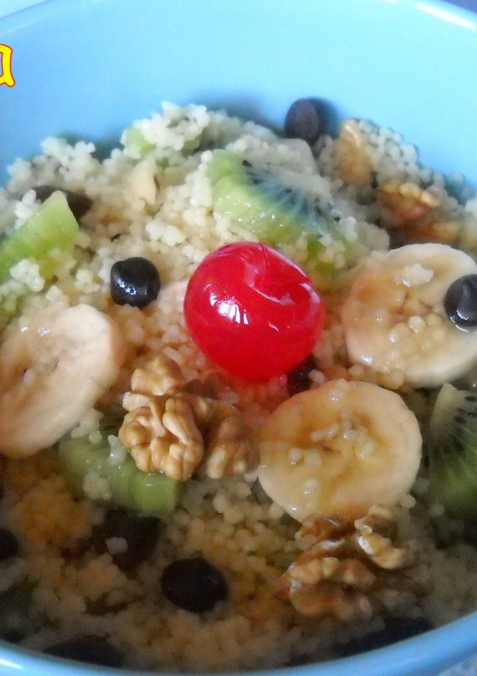Una foto de Frutas con cuscús dulce