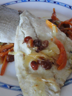 Una foto de Dorada en papillote con pasas