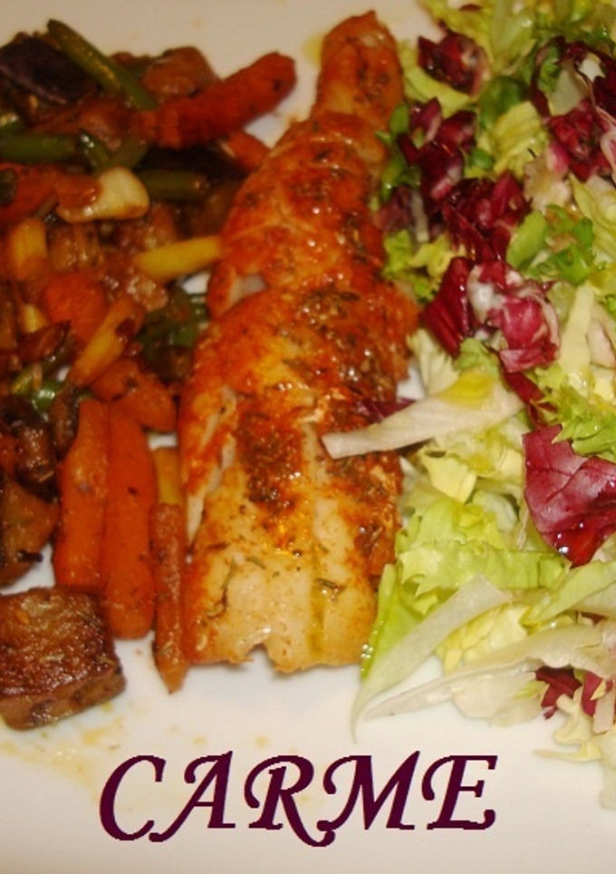 Una foto de Filete de abadejo con verduras y ensalada