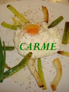 Una foto de Huevos escalfados con ajos tiernos