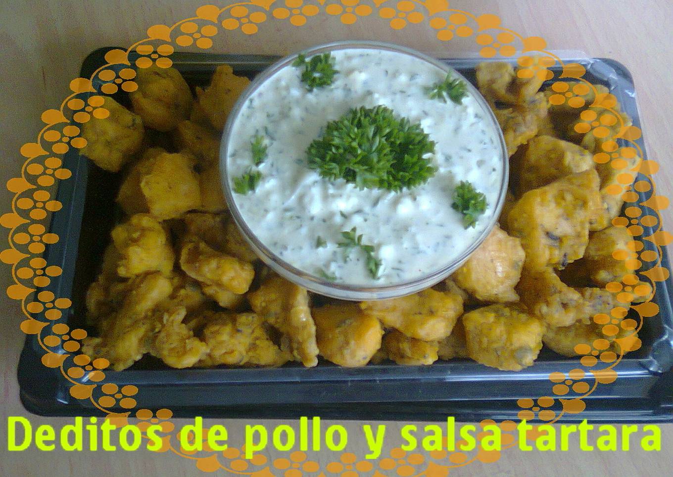 Deditos de pollo apanados en salsa tartara