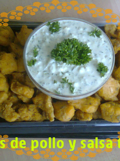 Una foto de Deditos de pollo apanados en salsa tartara