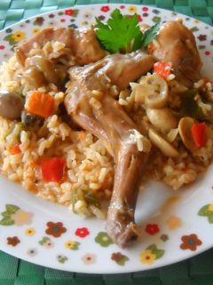 Una foto de Cazuela de arroz con conejo, champiñones y caldo de ave