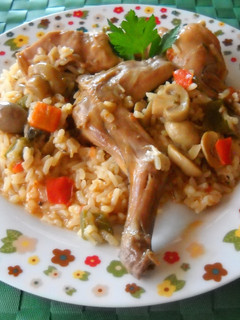 Una foto de Cazuela de arroz con conejo, champiñones y caldo de ave