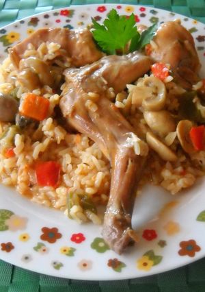 Una foto de Cazuela de arroz con conejo, champiñones y caldo de ave
