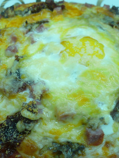 Una foto de Pizza de huevo frito y cecina