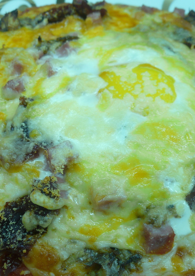 Una foto de Pizza de huevo frito y cecina