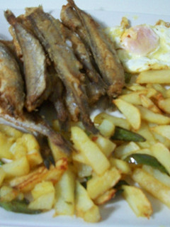 Una foto de Móllera o bacaladilla frita rebozada, en compañia