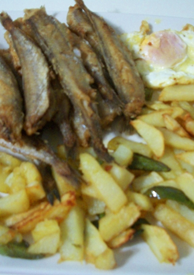 Una foto de Móllera o bacaladilla frita rebozada, en compañia