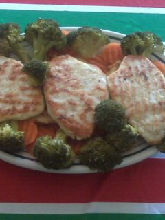 Una foto de Pechugas al ajo con verduras