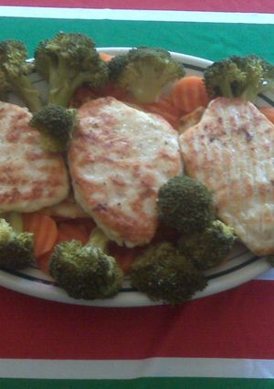 Una foto de Pechugas al ajo con verduras