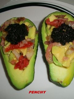 Una foto de Aguacates rellenos de ahumados en aceite de oliva