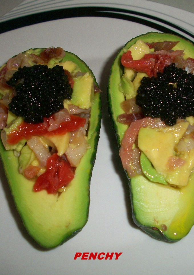 Una foto de Aguacates rellenos de ahumados en aceite de oliva
