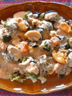 Una foto de Pasta Gigli con verdura en salsa de almendras
