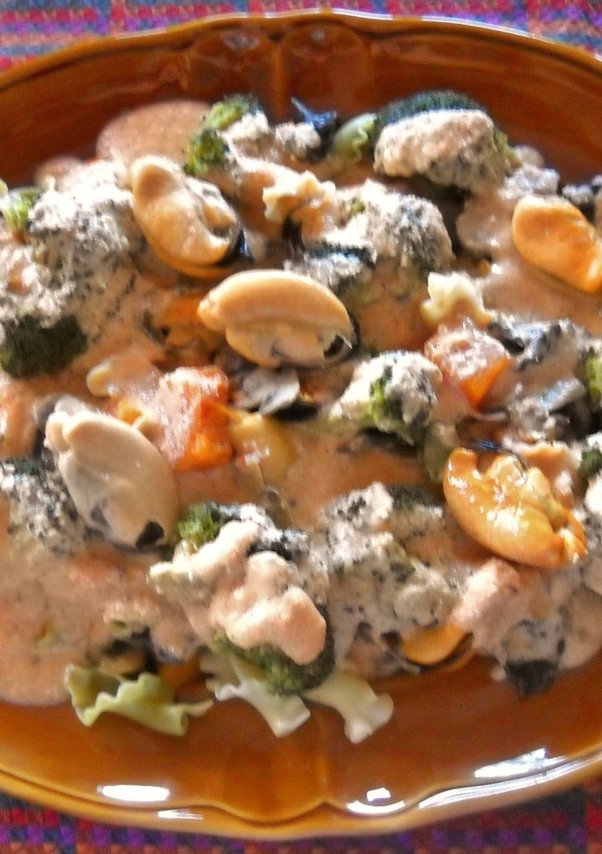 Una foto de Pasta Gigli con verdura en salsa de almendras