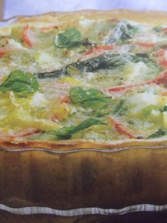 Una foto de Tarta vegetariana con hojas de albahaca