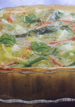 Una foto de Tarta vegetariana con hojas de albahaca