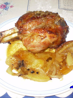 Una foto de Codillos a la cerveza con lechón de patatas y cebolleta