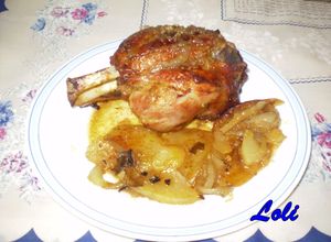 Foto principal de Codillos a la cerveza con lechón de patatas y cebolleta