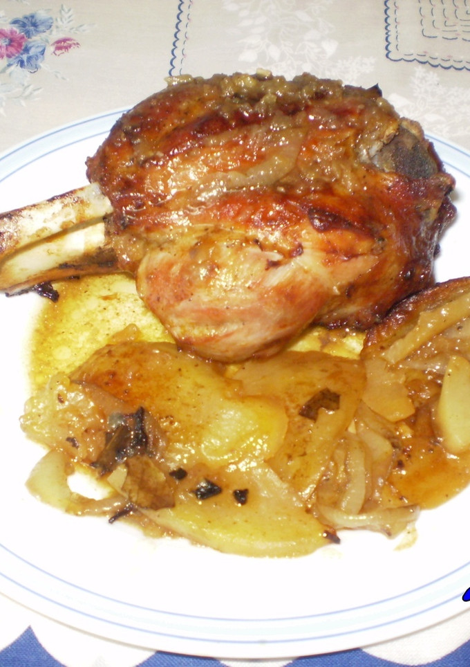 Una foto de Codillos a la cerveza con lechón de patatas y cebolleta
