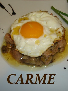 Una foto de Tartar de butifarra con setas y huevo con miel