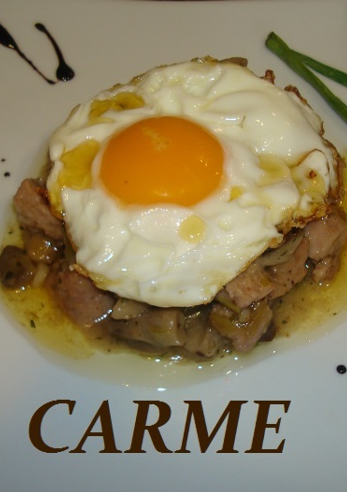 Una foto de Tartar de butifarra con setas y huevo con miel