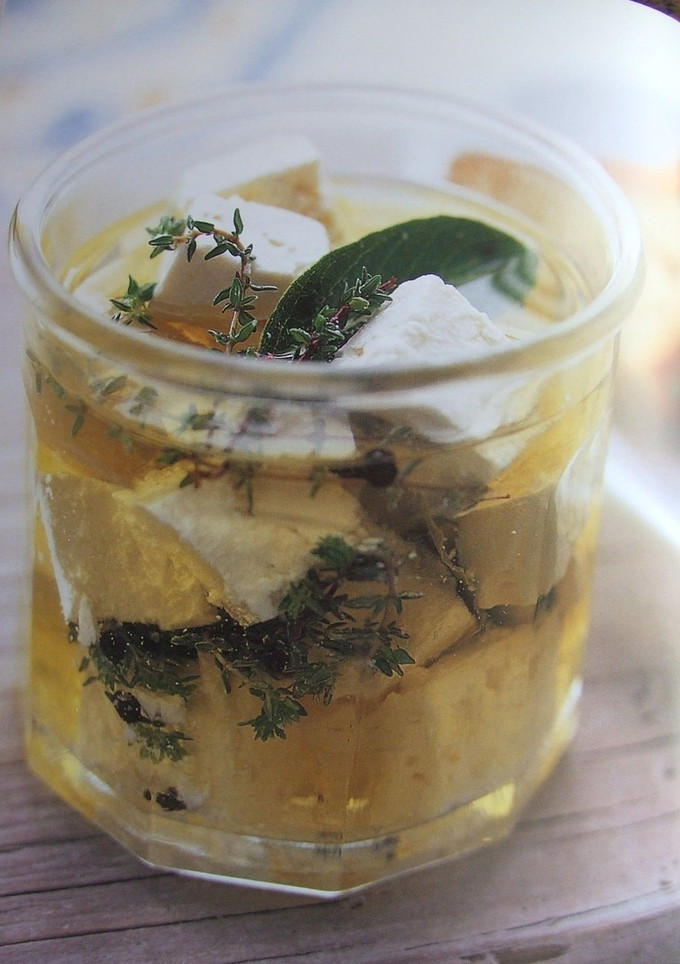 Una foto de Queso feta con hierbas y aceite de oliva