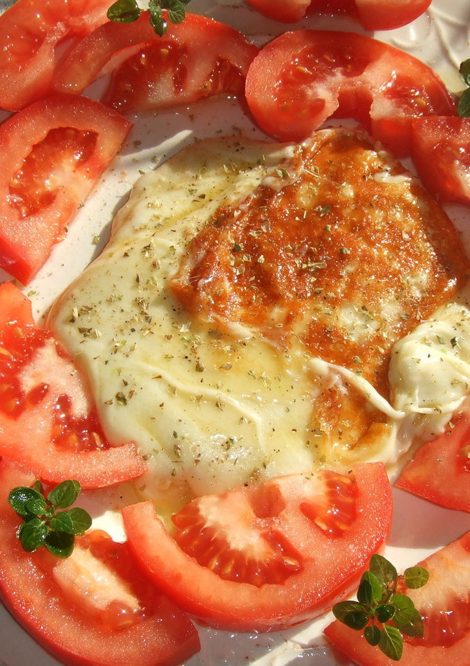 Una foto de Provoletta a la parrilla con tomates