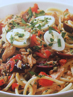 Una foto de Spaghetti con aceitunas, atún y huevos de codorniz