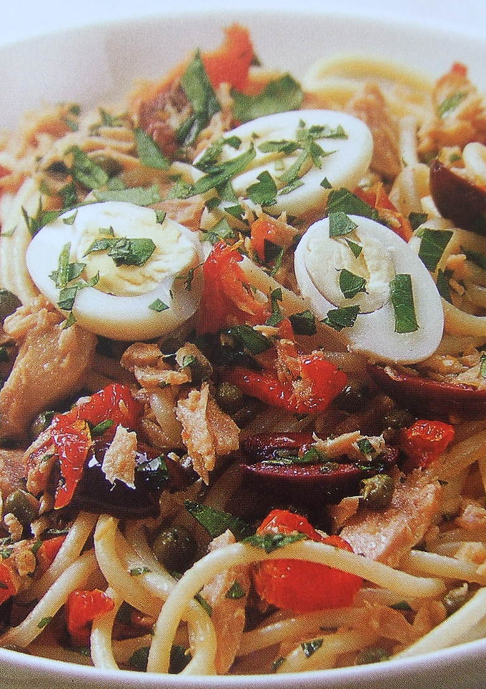 Una foto de Spaghetti con aceitunas, atún y huevos de codorniz