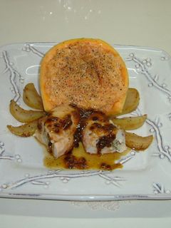 Una foto de Pechugas de la pasión con Delicias de Calabaza y peras acarameladas